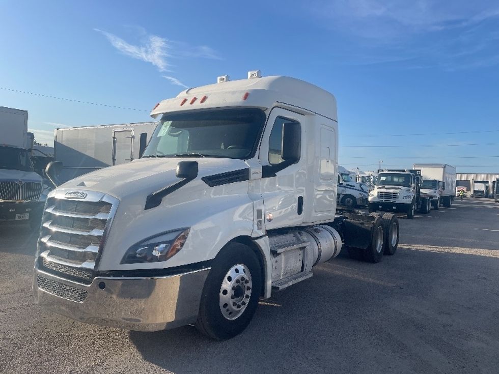 Sleeper Tractor-Heavy Duty Tractors-Freightliner-2020-T12664ST-Dallas-TX-516,697\n\t\tmiles-$ 66,000 - Image 3