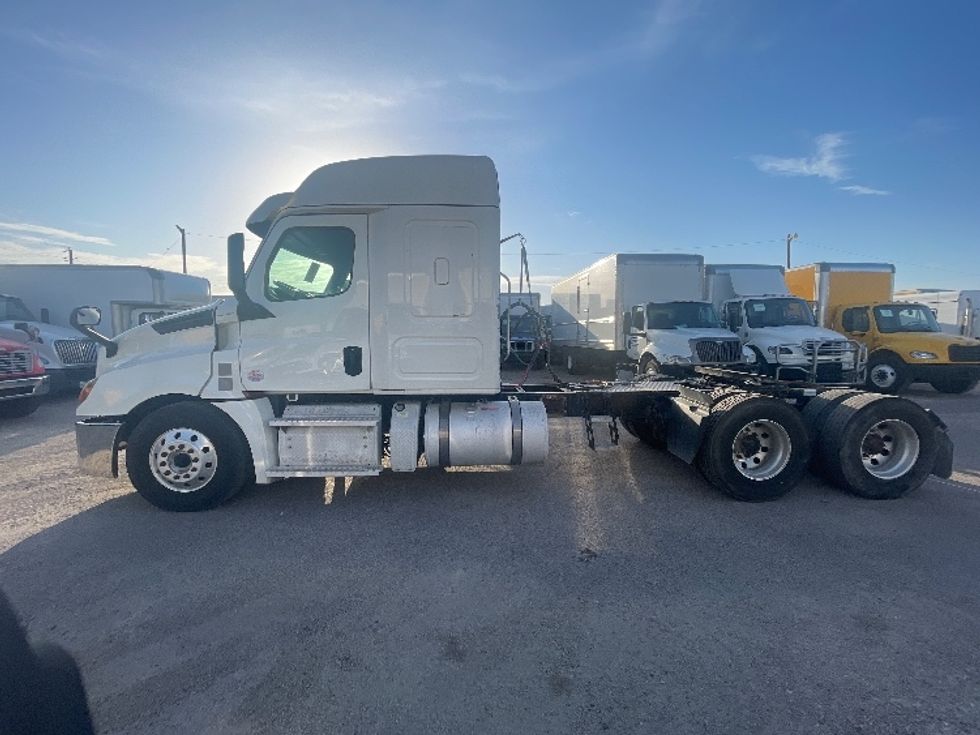 Sleeper Tractor-Heavy Duty Tractors-Freightliner-2020-T12664ST-Dallas-TX-516,697\n\t\tmiles-$ 66,000 - Image 4