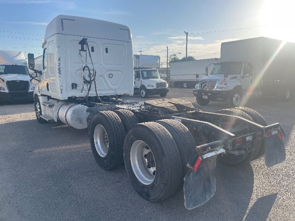 Sleeper Tractor-Heavy Duty Tractors-Freightliner-2020-T12664ST-Dallas-TX-516,697\n\t\tmiles-$ 66,000 - Image 5