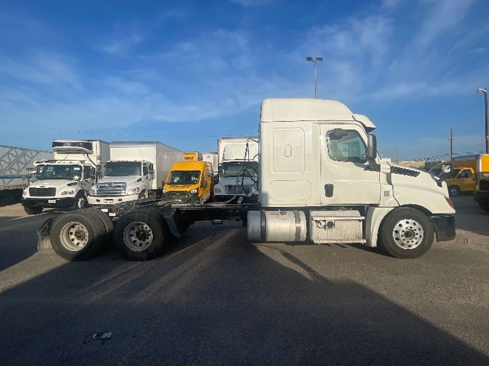 Sleeper Tractor-Heavy Duty Tractors-Freightliner-2020-T12664ST-Dallas-TX-516,697\n\t\tmiles-$ 66,000 - Image 8