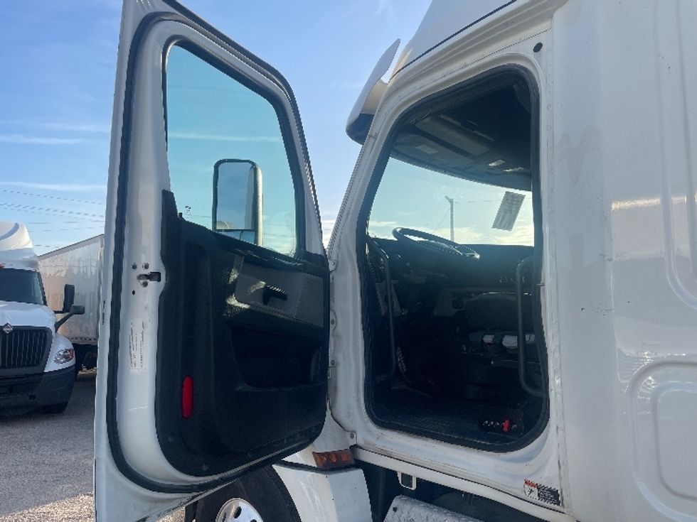Sleeper Tractor-Heavy Duty Tractors-Freightliner-2020-T12664ST-Dallas-TX-516,697\n\t\tmiles-$ 66,000 - Image 9