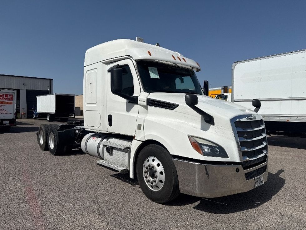 Sleeper Tractor-Heavy Duty Tractors-Freightliner-2020-T12664ST-Dallas-TX-523,219\n\t\tmiles-$ 65,500 - Image 1