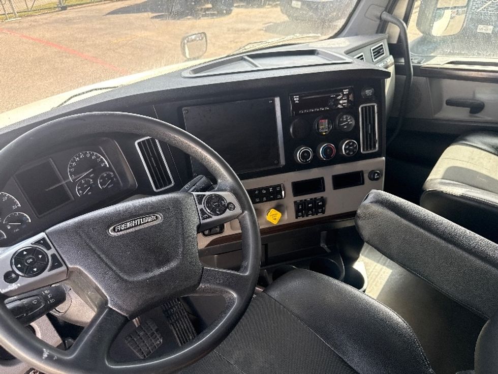 Sleeper Tractor-Heavy Duty Tractors-Freightliner-2020-T12664ST-Dallas-TX-523,219\n\t\tmiles-$ 65,500 - Image 10