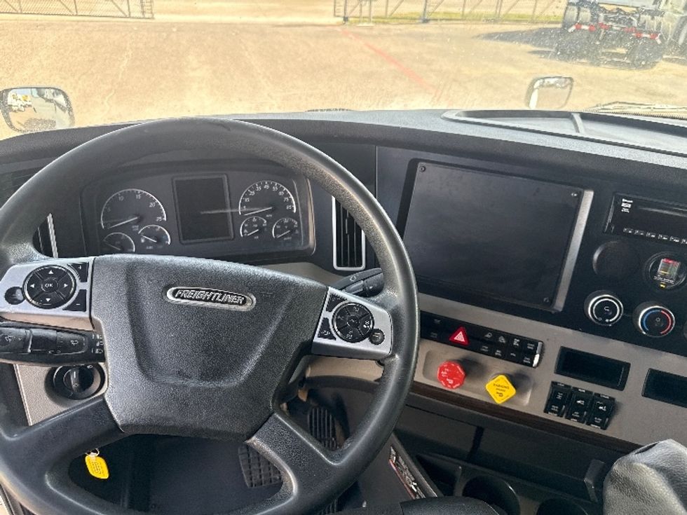 Sleeper Tractor-Heavy Duty Tractors-Freightliner-2020-T12664ST-Dallas-TX-523,219\n\t\tmiles-$ 65,500 - Image 11