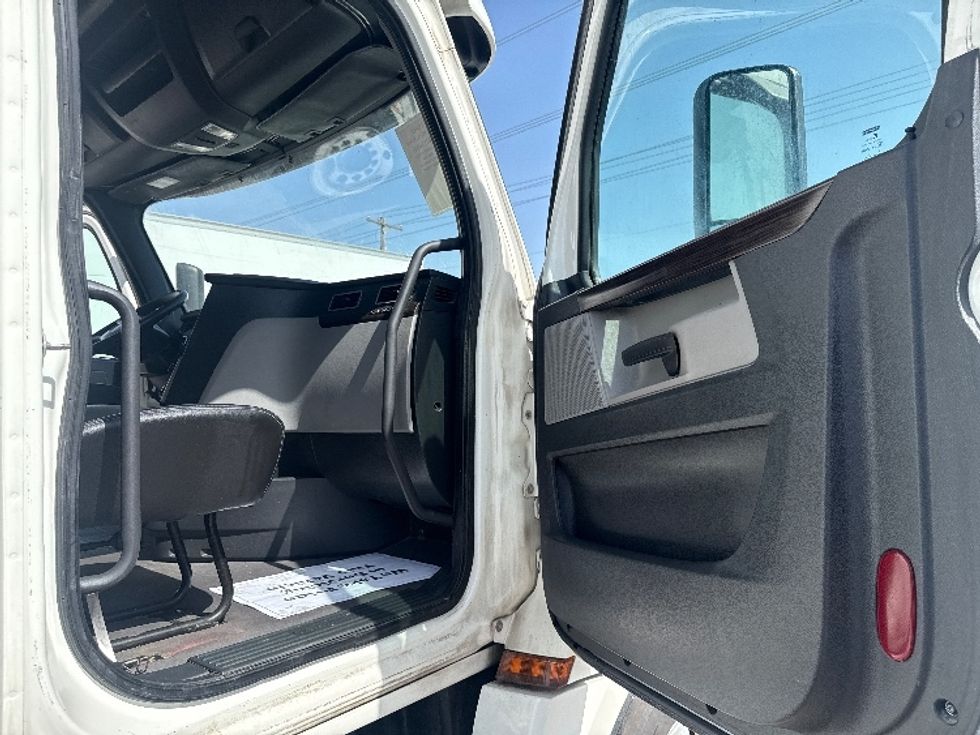 Sleeper Tractor-Heavy Duty Tractors-Freightliner-2020-T12664ST-Dallas-TX-523,219\n\t\tmiles-$ 65,500 - Image 13
