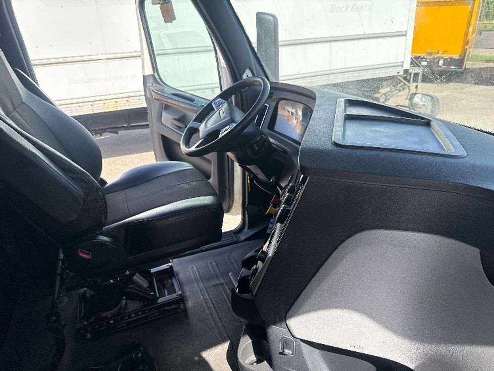 Sleeper Tractor-Heavy Duty Tractors-Freightliner-2020-T12664ST-Dallas-TX-523,219\n\t\tmiles-$ 65,500 - Image 15