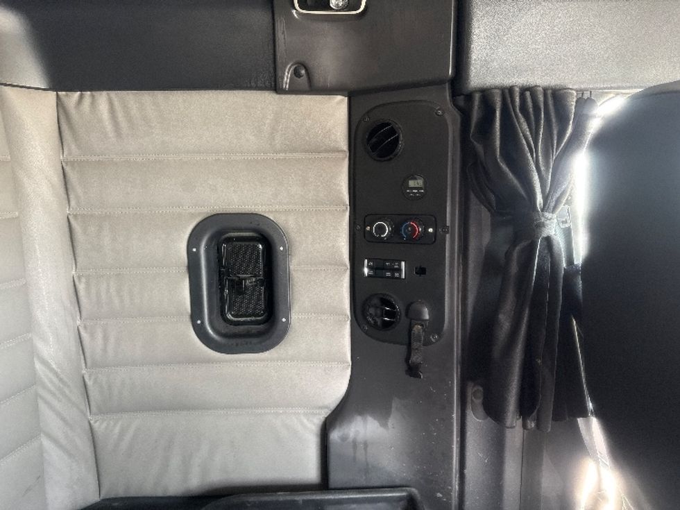 Sleeper Tractor-Heavy Duty Tractors-Freightliner-2020-T12664ST-Dallas-TX-523,219\n\t\tmiles-$ 65,500 - Image 18