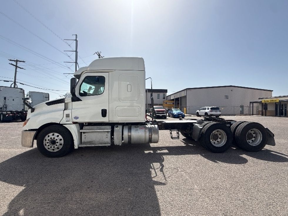 Sleeper Tractor-Heavy Duty Tractors-Freightliner-2020-T12664ST-Dallas-TX-523,219\n\t\tmiles-$ 65,500 - Image 4