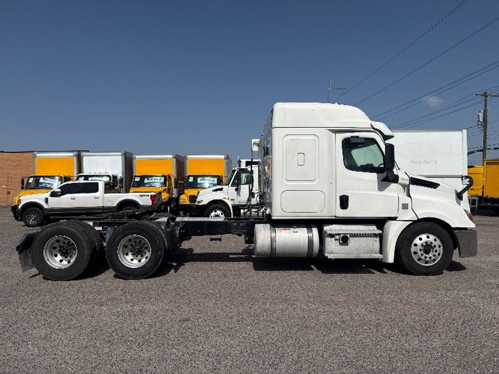 Sleeper Tractor-Heavy Duty Tractors-Freightliner-2020-T12664ST-Dallas-TX-523,219\n\t\tmiles-$ 65,500 - Image 8