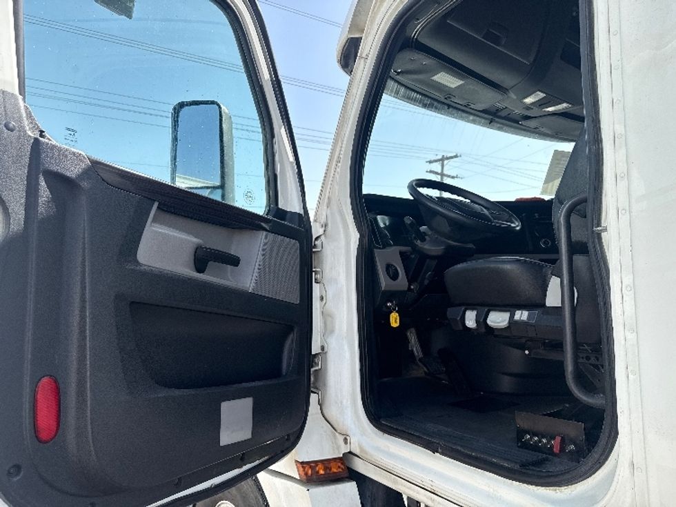 Sleeper Tractor-Heavy Duty Tractors-Freightliner-2020-T12664ST-Dallas-TX-523,219\n\t\tmiles-$ 65,500 - Image 9