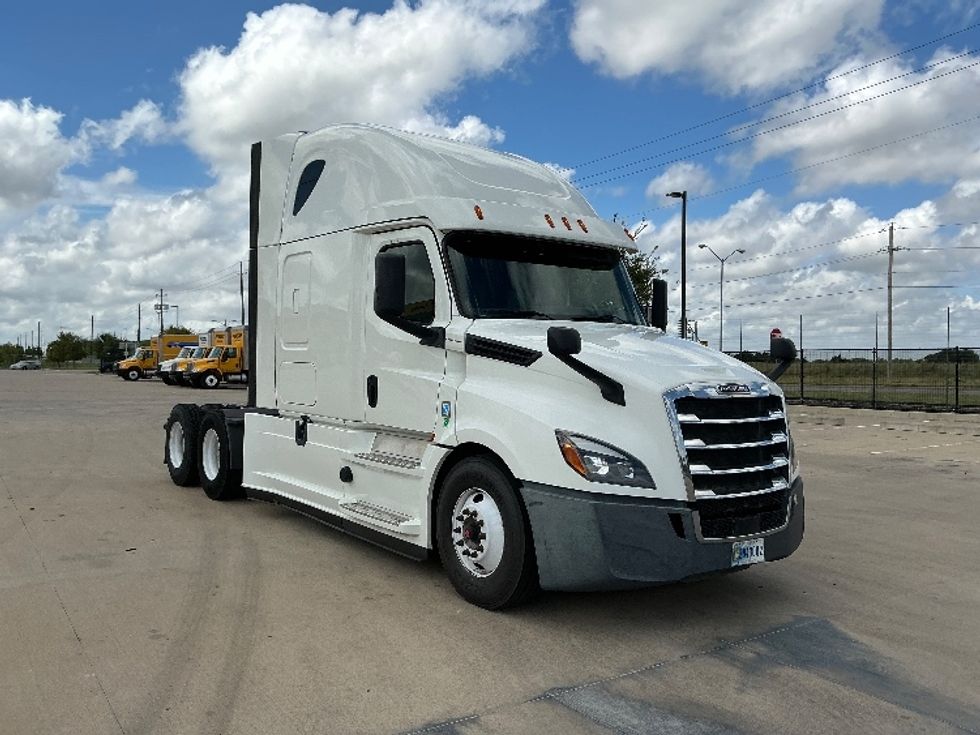 Sleeper Tractor-Heavy Duty Tractors-Freightliner-2020-T12664ST-Dallas-TX-535,536\n\t\tmiles-$ 65,000 - Image 1