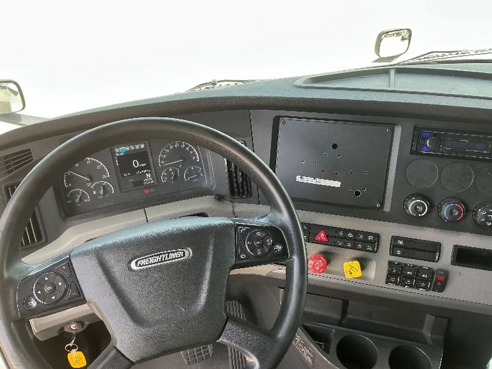 Sleeper Tractor-Heavy Duty Tractors-Freightliner-2020-T12664ST-Dallas-TX-535,536\n\t\tmiles-$ 65,000 - Image 11