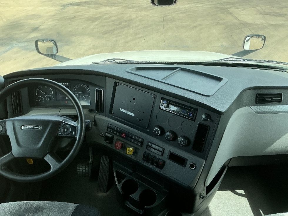 Sleeper Tractor-Heavy Duty Tractors-Freightliner-2020-T12664ST-Dallas-TX-535,536\n\t\tmiles-$ 65,000 - Image 12