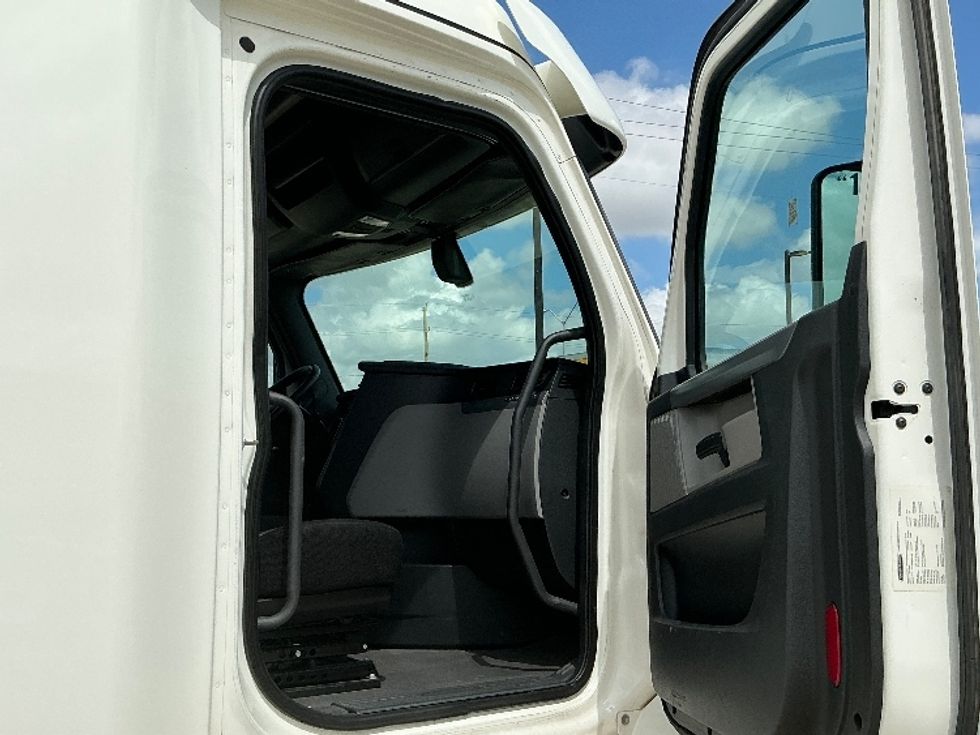 Sleeper Tractor-Heavy Duty Tractors-Freightliner-2020-T12664ST-Dallas-TX-535,536\n\t\tmiles-$ 65,000 - Image 13