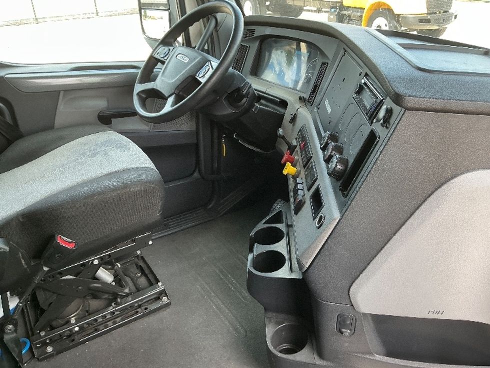 Sleeper Tractor-Heavy Duty Tractors-Freightliner-2020-T12664ST-Dallas-TX-535,536\n\t\tmiles-$ 65,000 - Image 15