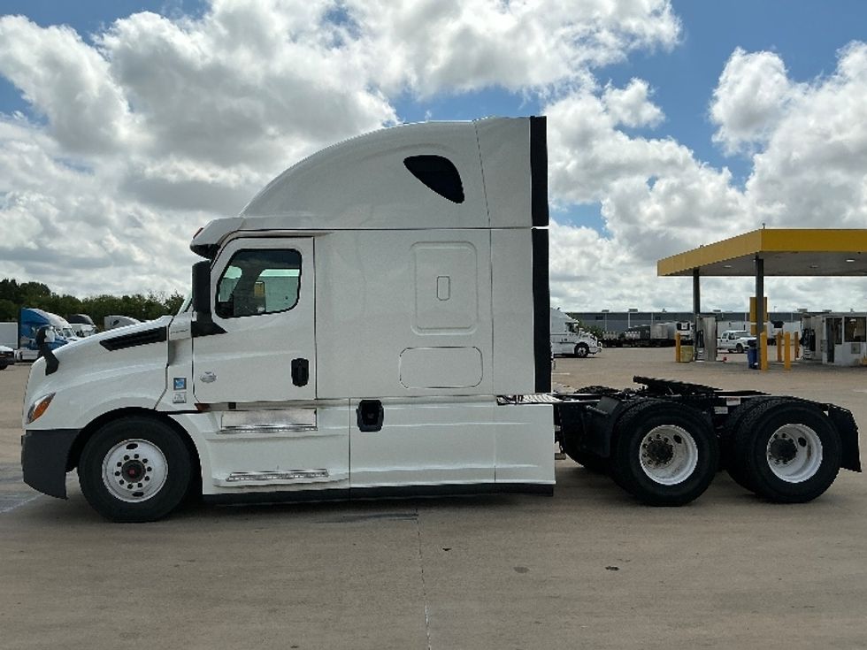 Sleeper Tractor-Heavy Duty Tractors-Freightliner-2020-T12664ST-Dallas-TX-535,536\n\t\tmiles-$ 65,000 - Image 4