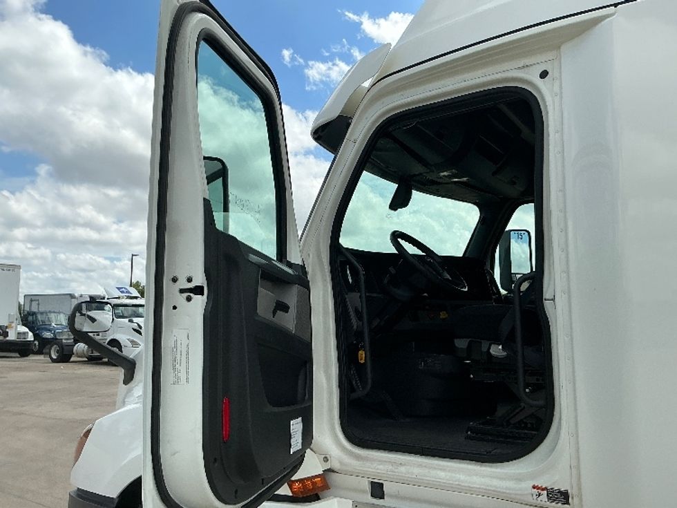 Sleeper Tractor-Heavy Duty Tractors-Freightliner-2020-T12664ST-Dallas-TX-535,536\n\t\tmiles-$ 65,000 - Image 9