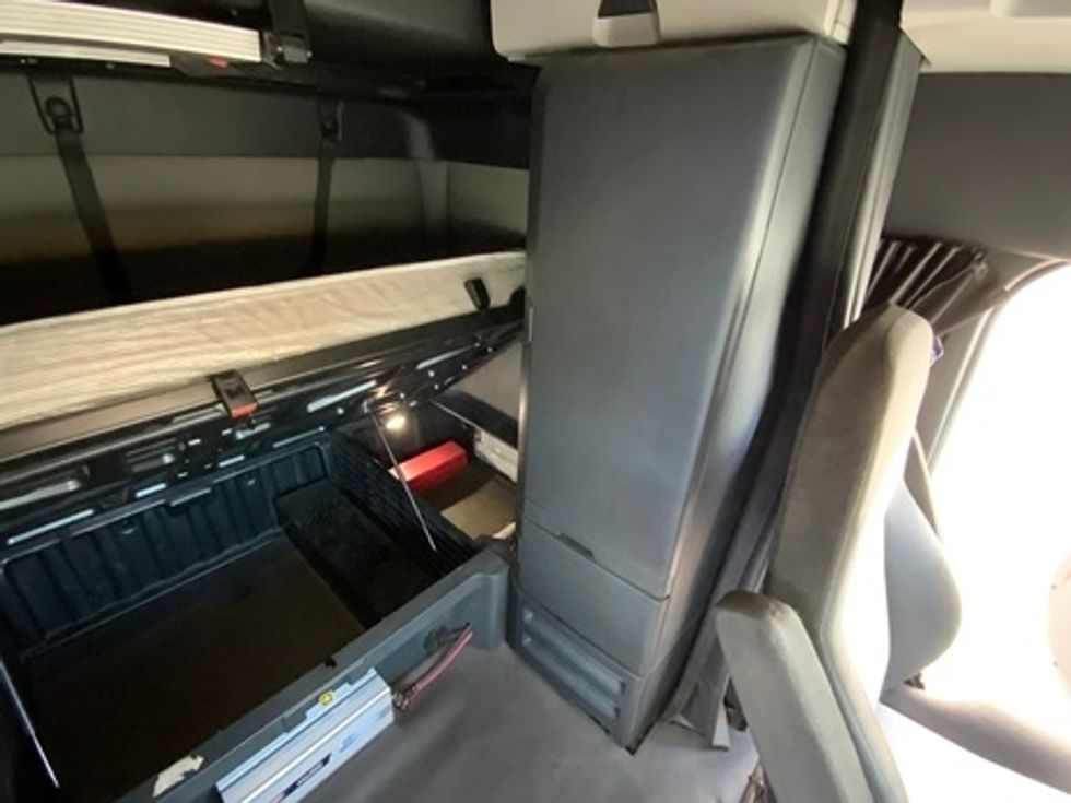 Sleeper Tractor-Heavy Duty Tractors-Freightliner-2020-T12664ST-Dallas-TX-542,094\n\t\tmiles-$ 55,500 - Image 11