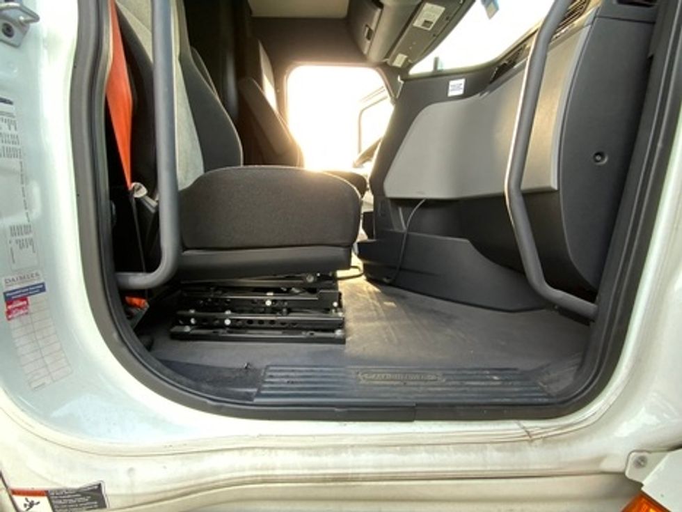 Sleeper Tractor-Heavy Duty Tractors-Freightliner-2020-T12664ST-Dallas-TX-542,094\n\t\tmiles-$ 55,500 - Image 8