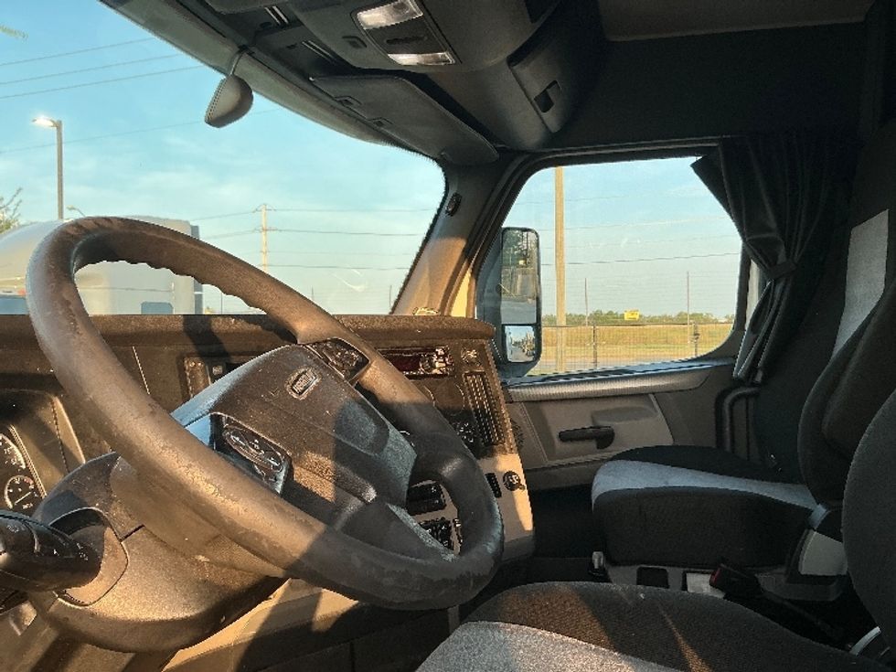 Sleeper Tractor-Heavy Duty Tractors-Freightliner-2020-T12664ST-Dallas-TX-543,683\n\t\tmiles-$ 65,750 - Image 10