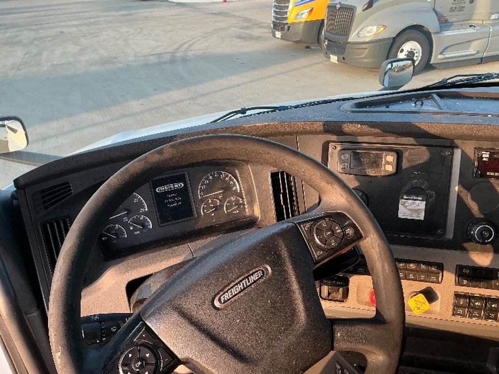 Sleeper Tractor-Heavy Duty Tractors-Freightliner-2020-T12664ST-Dallas-TX-543,683\n\t\tmiles-$ 65,750 - Image 11