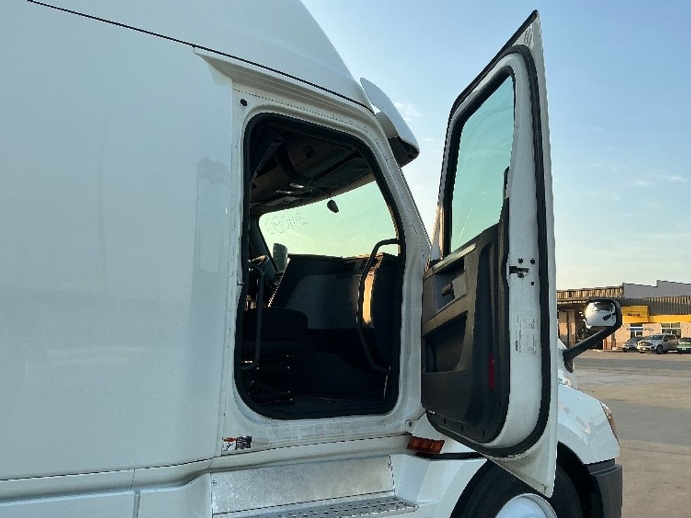 Sleeper Tractor-Heavy Duty Tractors-Freightliner-2020-T12664ST-Dallas-TX-543,683\n\t\tmiles-$ 65,750 - Image 13