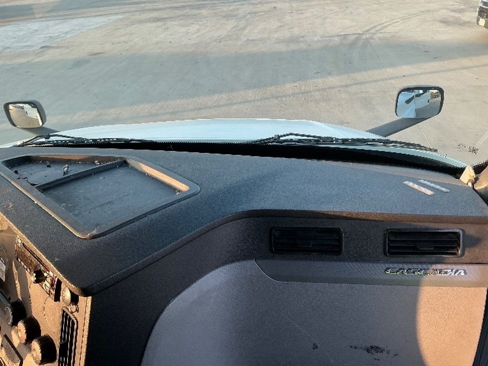 Sleeper Tractor-Heavy Duty Tractors-Freightliner-2020-T12664ST-Dallas-TX-543,683\n\t\tmiles-$ 65,750 - Image 14