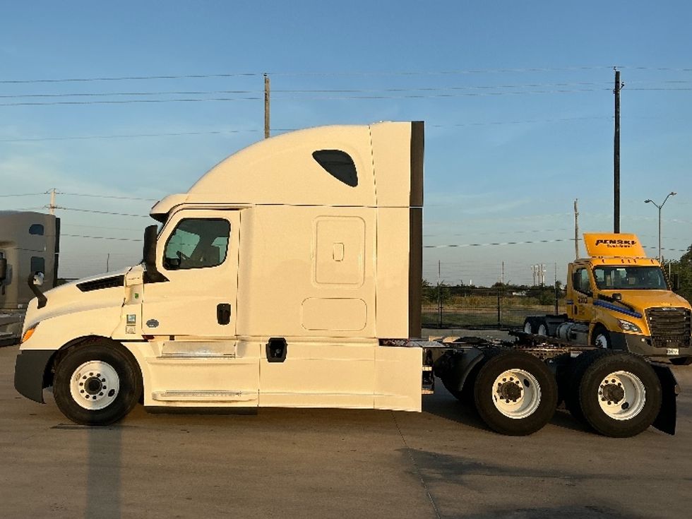Sleeper Tractor-Heavy Duty Tractors-Freightliner-2020-T12664ST-Dallas-TX-543,683\n\t\tmiles-$ 65,750 - Image 4