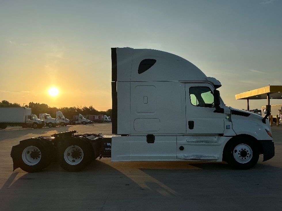 Sleeper Tractor-Heavy Duty Tractors-Freightliner-2020-T12664ST-Dallas-TX-543,683\n\t\tmiles-$ 65,750 - Image 8