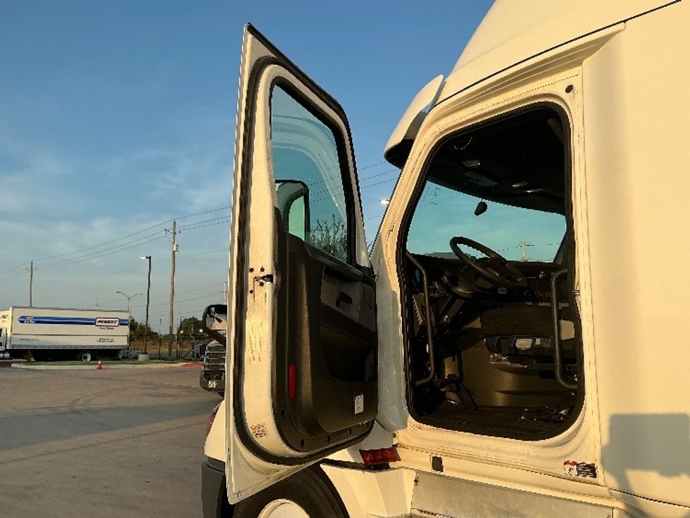 Sleeper Tractor-Heavy Duty Tractors-Freightliner-2020-T12664ST-Dallas-TX-543,683\n\t\tmiles-$ 65,750 - Image 9