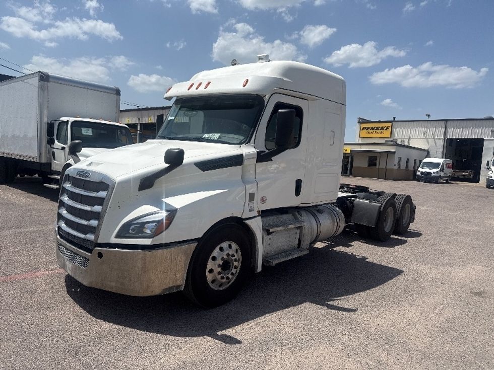 Sleeper Tractor-Heavy Duty Tractors-Freightliner-2020-T12664ST-Dallas-TX-568,181\n\t\tmiles-$ 62,250 - Image 1