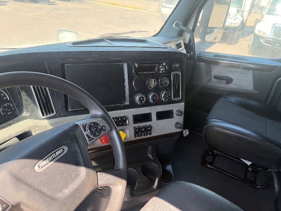 Sleeper Tractor-Heavy Duty Tractors-Freightliner-2020-T12664ST-Dallas-TX-568,181\n\t\tmiles-$ 62,250 - Image 10