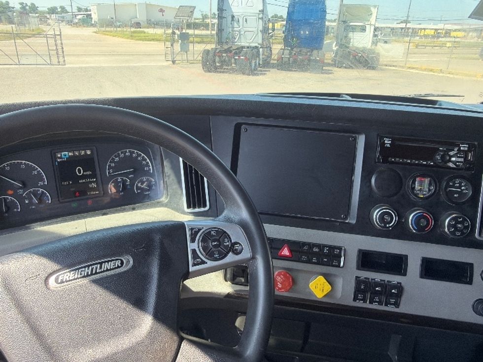 Sleeper Tractor-Heavy Duty Tractors-Freightliner-2020-T12664ST-Dallas-TX-568,181\n\t\tmiles-$ 62,250 - Image 11