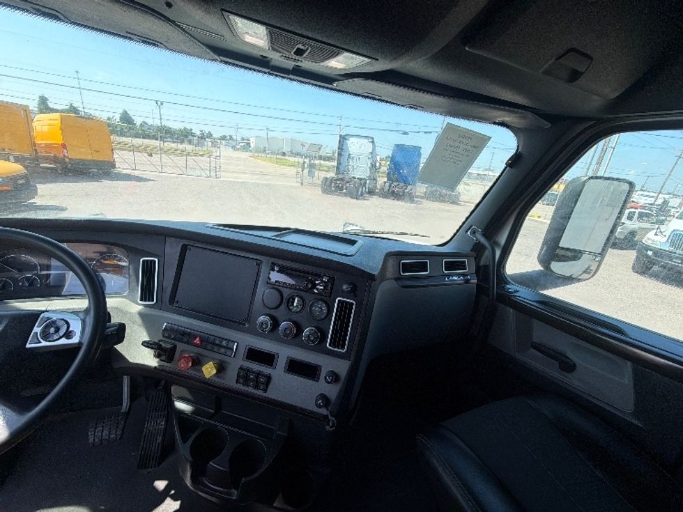 Sleeper Tractor-Heavy Duty Tractors-Freightliner-2020-T12664ST-Dallas-TX-568,181\n\t\tmiles-$ 62,250 - Image 12
