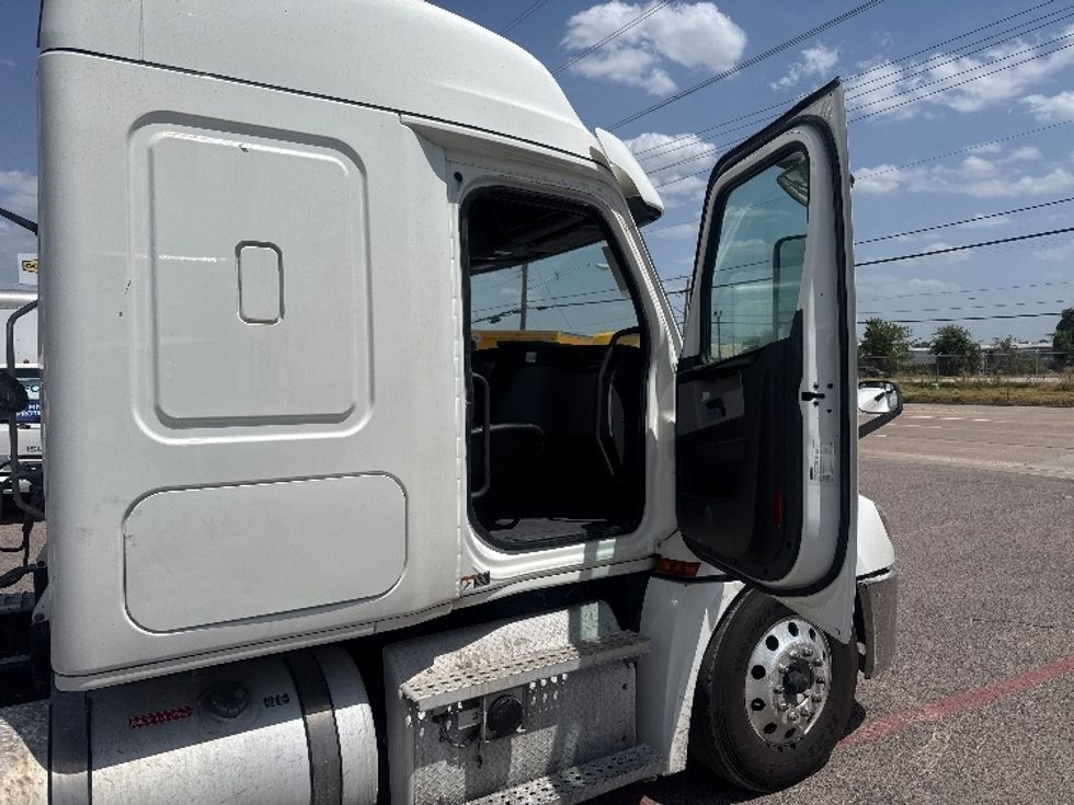 Sleeper Tractor-Heavy Duty Tractors-Freightliner-2020-T12664ST-Dallas-TX-568,181\n\t\tmiles-$ 62,250 - Image 13