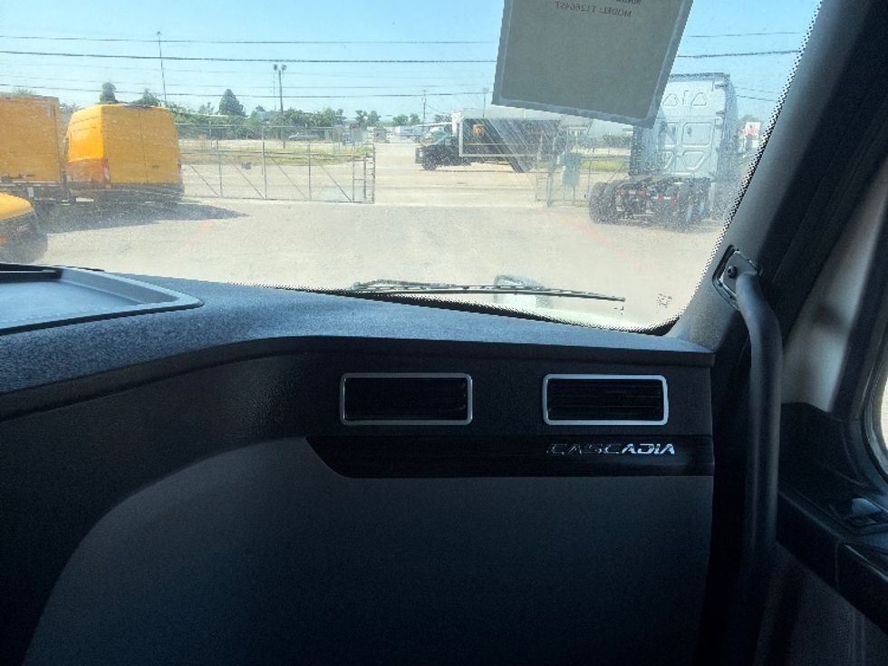 Sleeper Tractor-Heavy Duty Tractors-Freightliner-2020-T12664ST-Dallas-TX-568,181\n\t\tmiles-$ 62,250 - Image 14