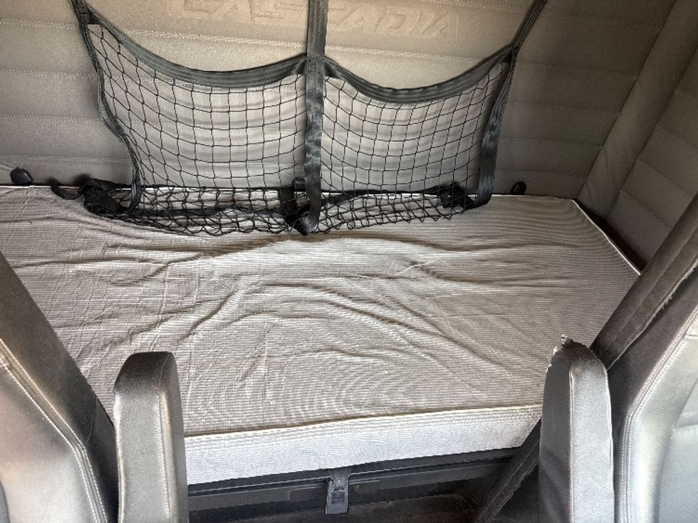 Sleeper Tractor-Heavy Duty Tractors-Freightliner-2020-T12664ST-Dallas-TX-568,181\n\t\tmiles-$ 62,250 - Image 16