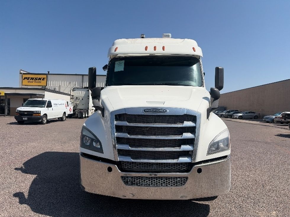 Sleeper Tractor-Heavy Duty Tractors-Freightliner-2020-T12664ST-Dallas-TX-568,181\n\t\tmiles-$ 62,250 - Image 2