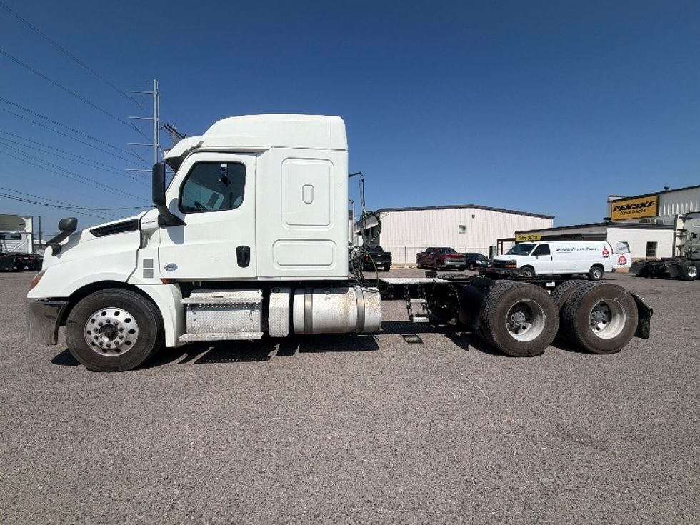 Sleeper Tractor-Heavy Duty Tractors-Freightliner-2020-T12664ST-Dallas-TX-568,181\n\t\tmiles-$ 62,250 - Image 4