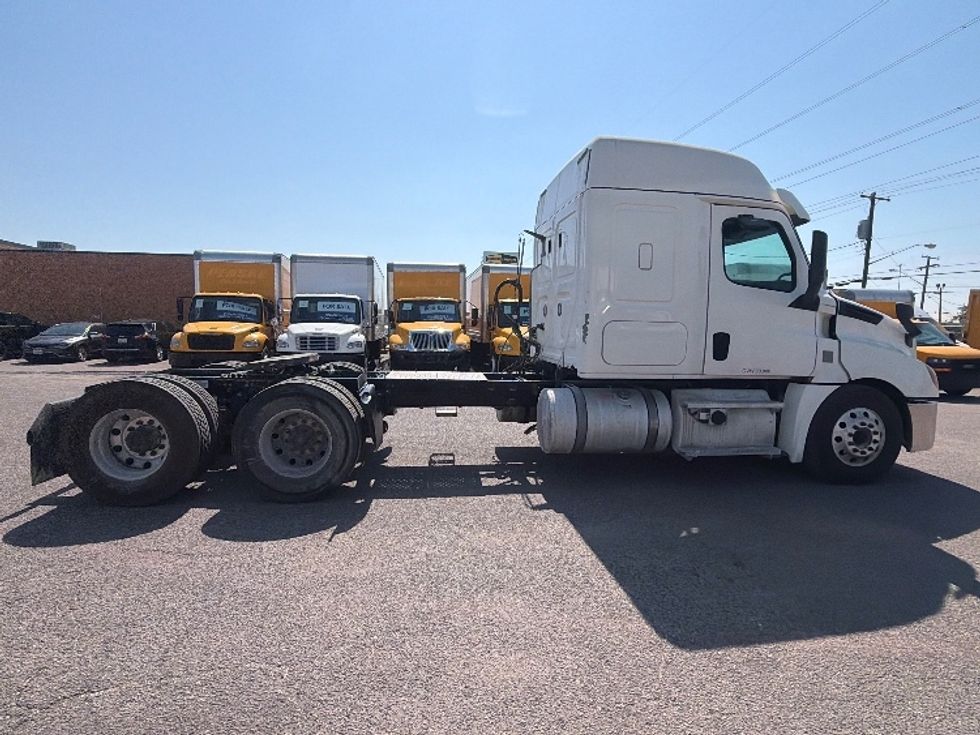 Sleeper Tractor-Heavy Duty Tractors-Freightliner-2020-T12664ST-Dallas-TX-568,181\n\t\tmiles-$ 62,250 - Image 8