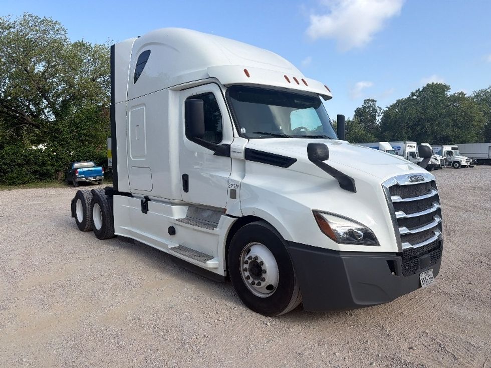 Sleeper Tractor-Heavy Duty Tractors-Freightliner-2020-T12664ST-Dallas-TX-571,538\n\t\tmiles-$ 62,250 - Image 1