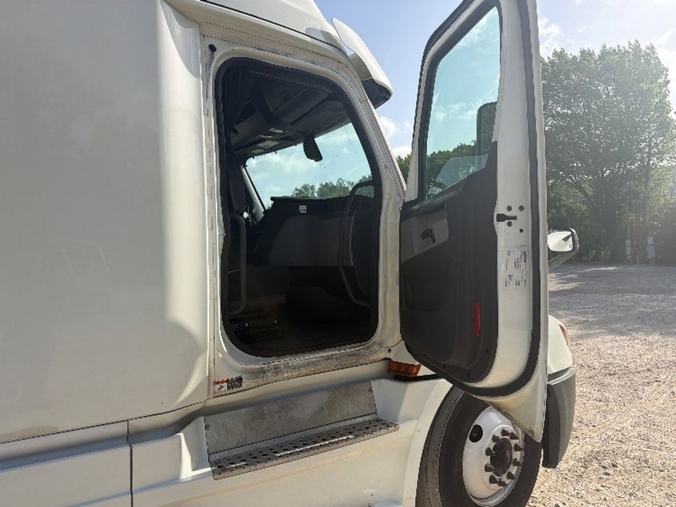 Sleeper Tractor-Heavy Duty Tractors-Freightliner-2020-T12664ST-Dallas-TX-571,538\n\t\tmiles-$ 62,250 - Image 13