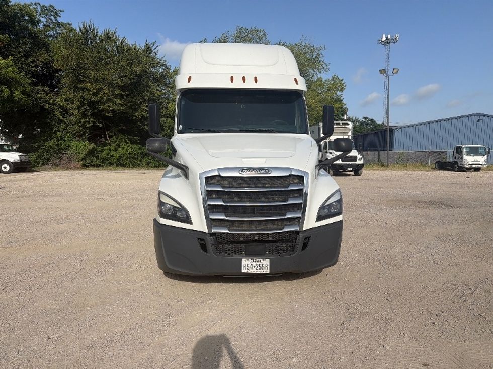 Sleeper Tractor-Heavy Duty Tractors-Freightliner-2020-T12664ST-Dallas-TX-571,538\n\t\tmiles-$ 62,250 - Image 2