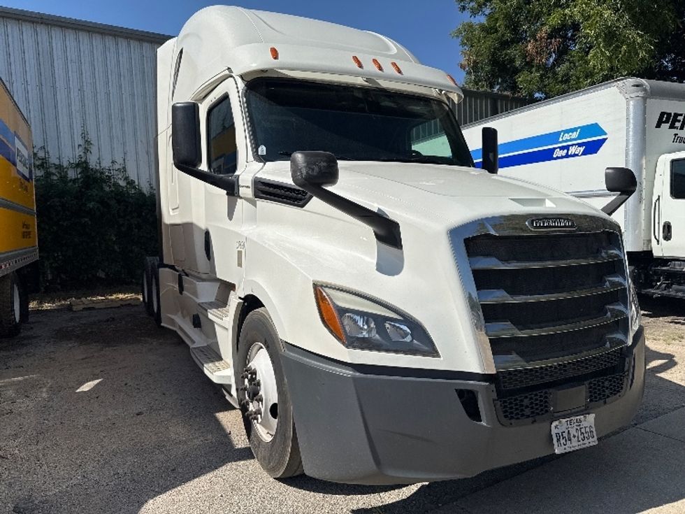 Sleeper Tractor-Heavy Duty Tractors-Freightliner-2020-T12664ST-Dallas-TX-571,538\n\t\tmiles-$ 62,250 - Image 24