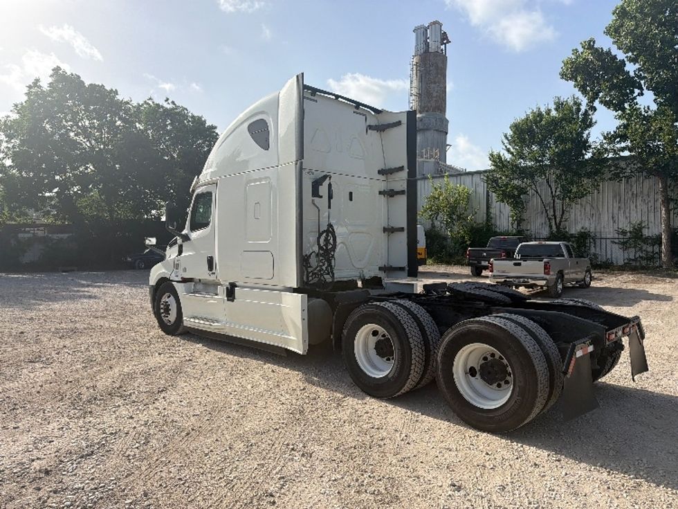 Sleeper Tractor-Heavy Duty Tractors-Freightliner-2020-T12664ST-Dallas-TX-571,538\n\t\tmiles-$ 62,250 - Image 5