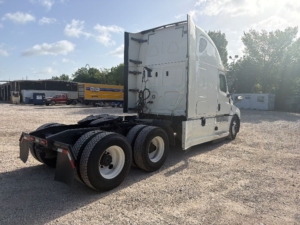 Sleeper Tractor-Heavy Duty Tractors-Freightliner-2020-T12664ST-Dallas-TX-571,538\n\t\tmiles-$ 62,250 - Image 7