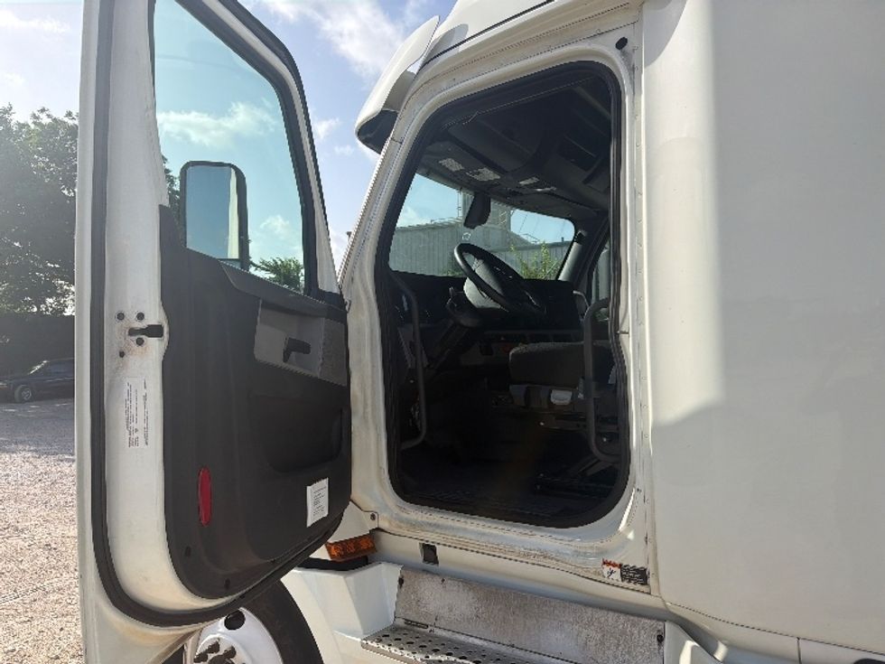 Sleeper Tractor-Heavy Duty Tractors-Freightliner-2020-T12664ST-Dallas-TX-571,538\n\t\tmiles-$ 62,250 - Image 9