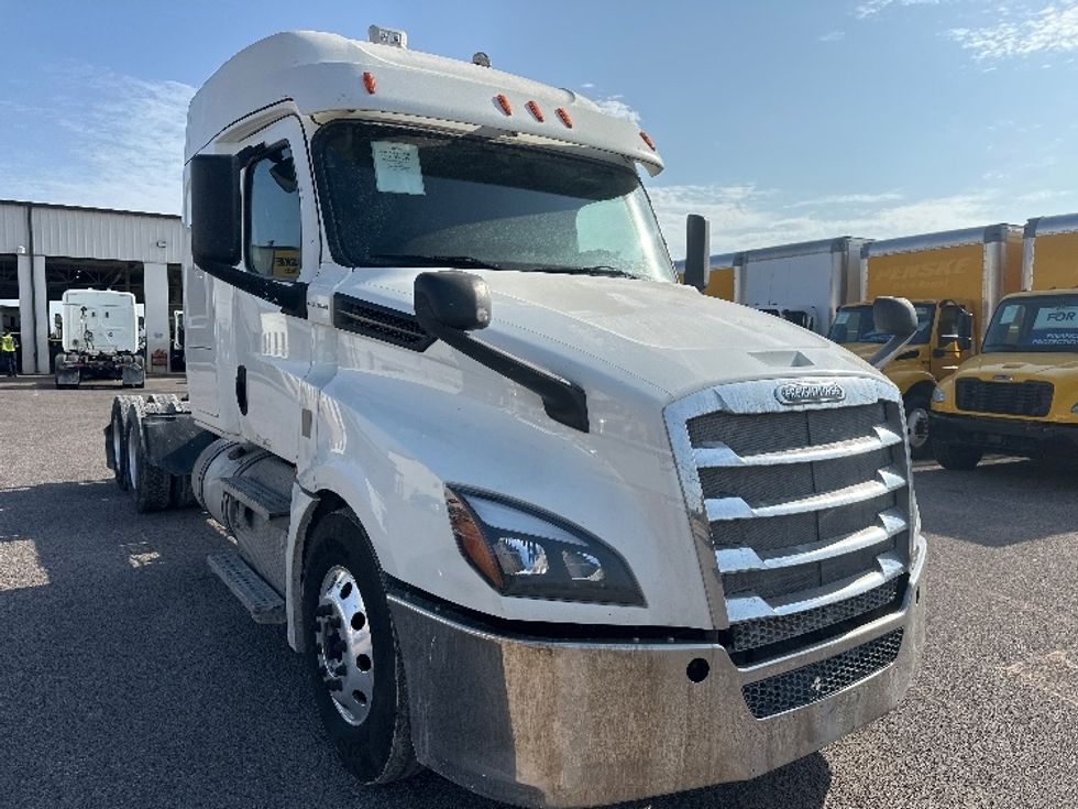 Sleeper Tractor-Heavy Duty Tractors-Freightliner-2020-T12664ST-Dallas-TX-583,418\n\t\tmiles-$ 61,000 - Image 1