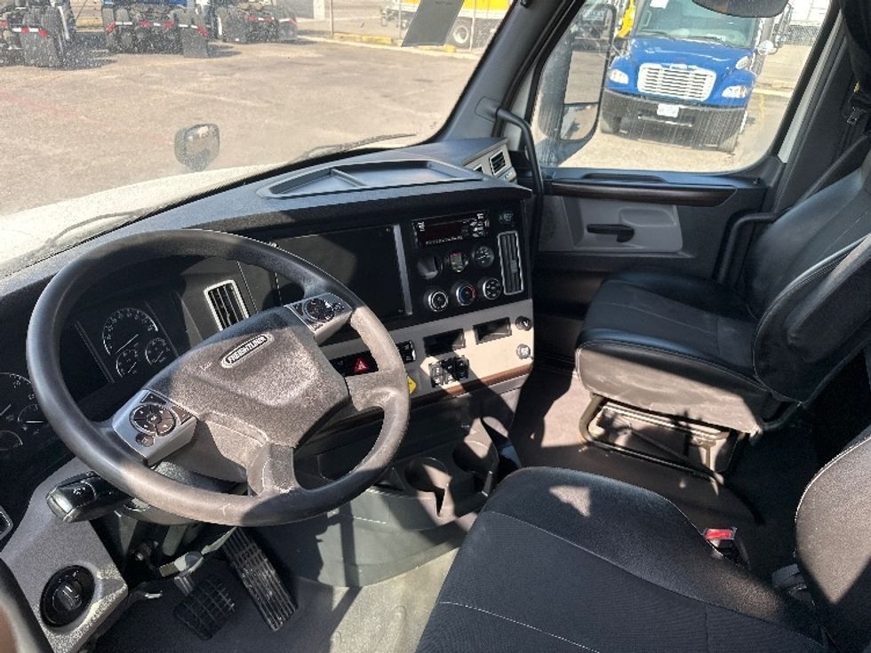 Sleeper Tractor-Heavy Duty Tractors-Freightliner-2020-T12664ST-Dallas-TX-583,418\n\t\tmiles-$ 61,000 - Image 10