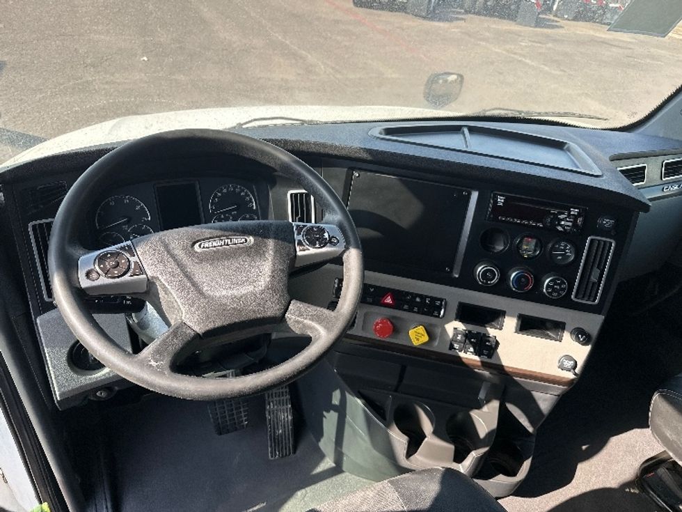 Sleeper Tractor-Heavy Duty Tractors-Freightliner-2020-T12664ST-Dallas-TX-583,418\n\t\tmiles-$ 61,000 - Image 11